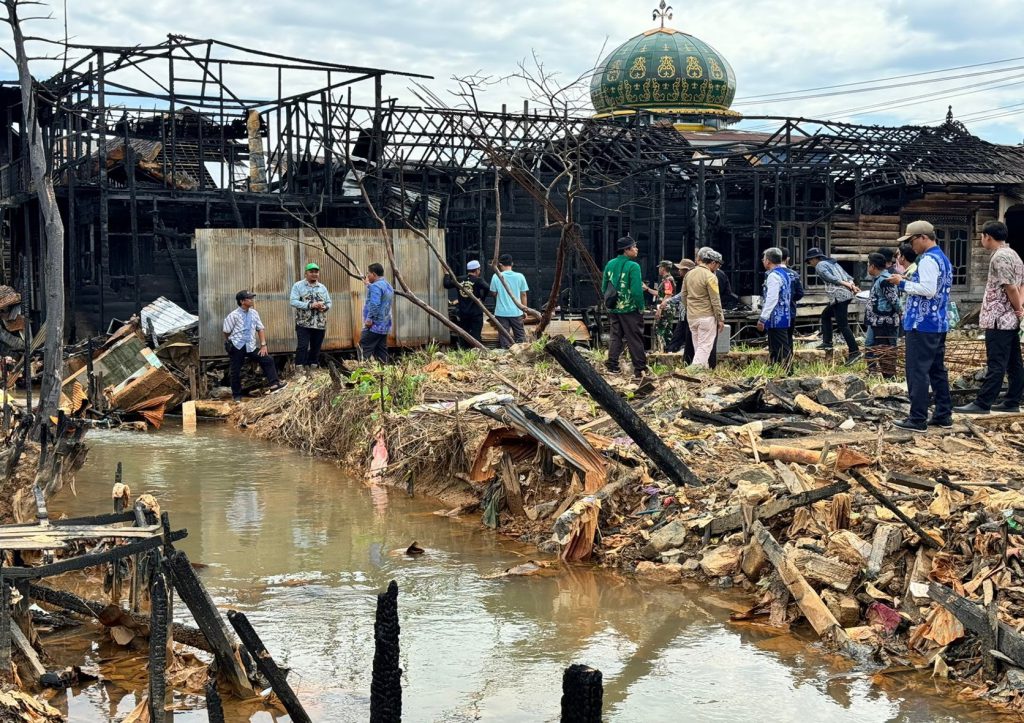 Kunjungan SEKDA Kota Banjarbaru dan POKJA PKP ke lokasi kebakaran rumah bantaran Sungai Kuranji Kel Cempaka